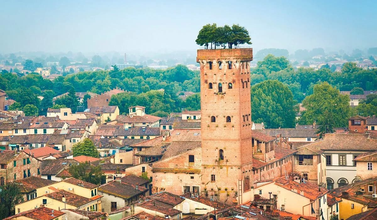 Torre Guinigi con gli alberi sulla cima a Lucca