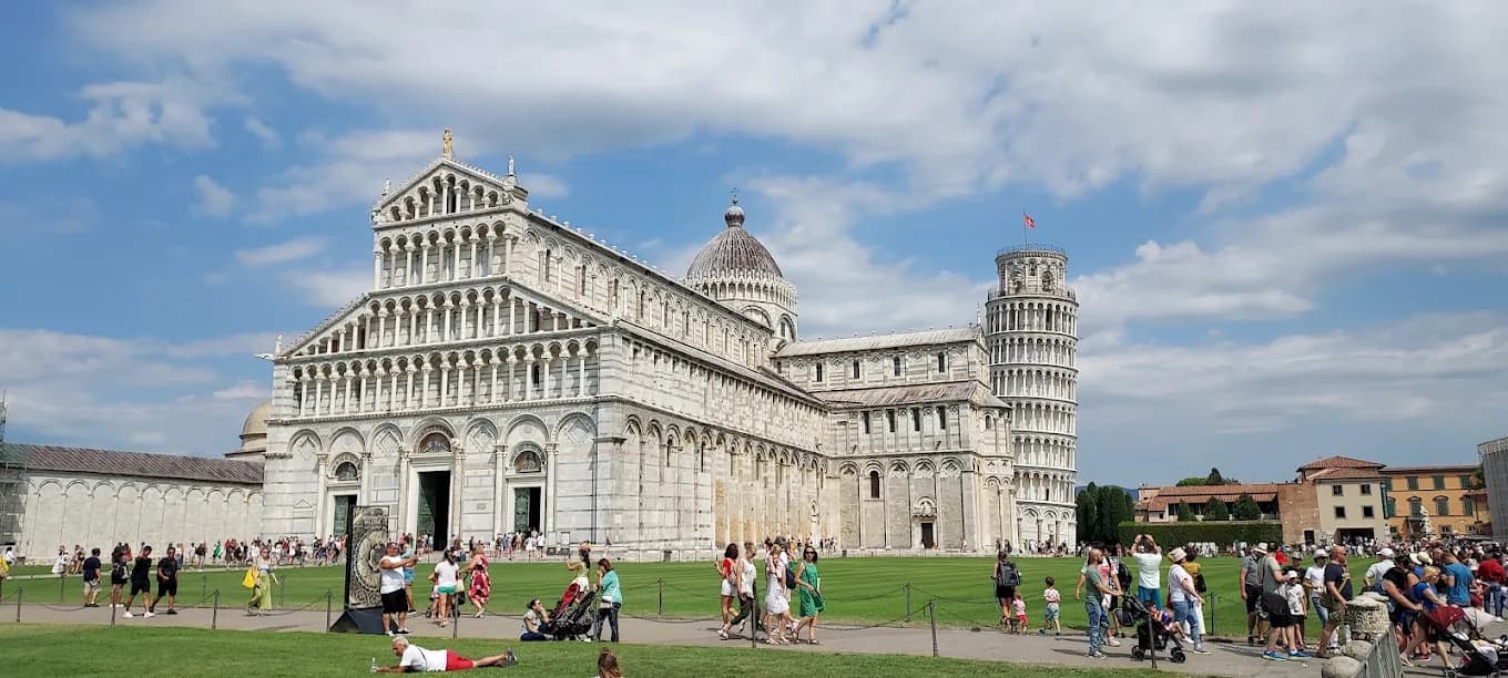 Piazza dei Miracoli con la Torre di Pisa
